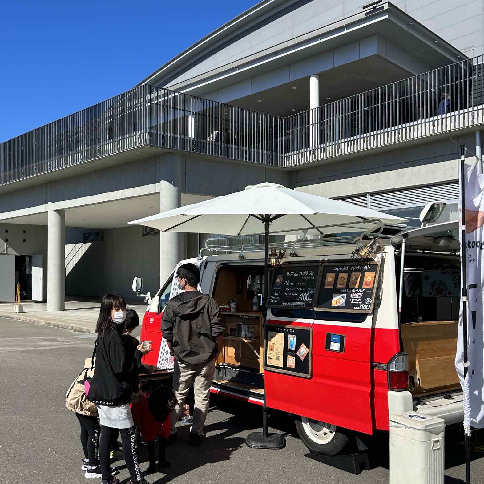 赤いキッチンカー