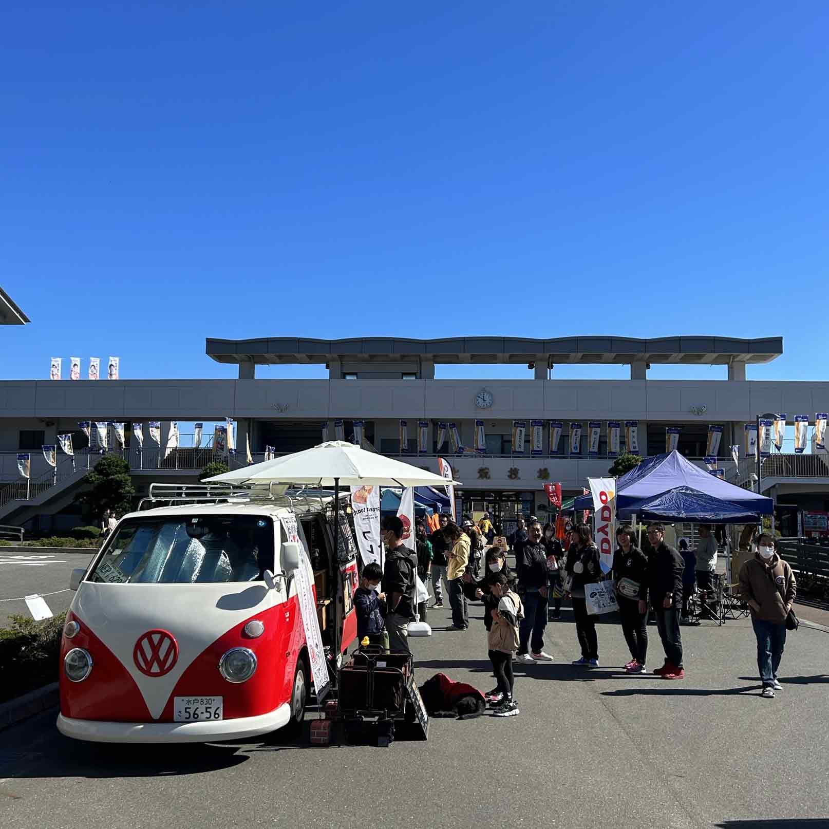 会場前広場のにぎわい