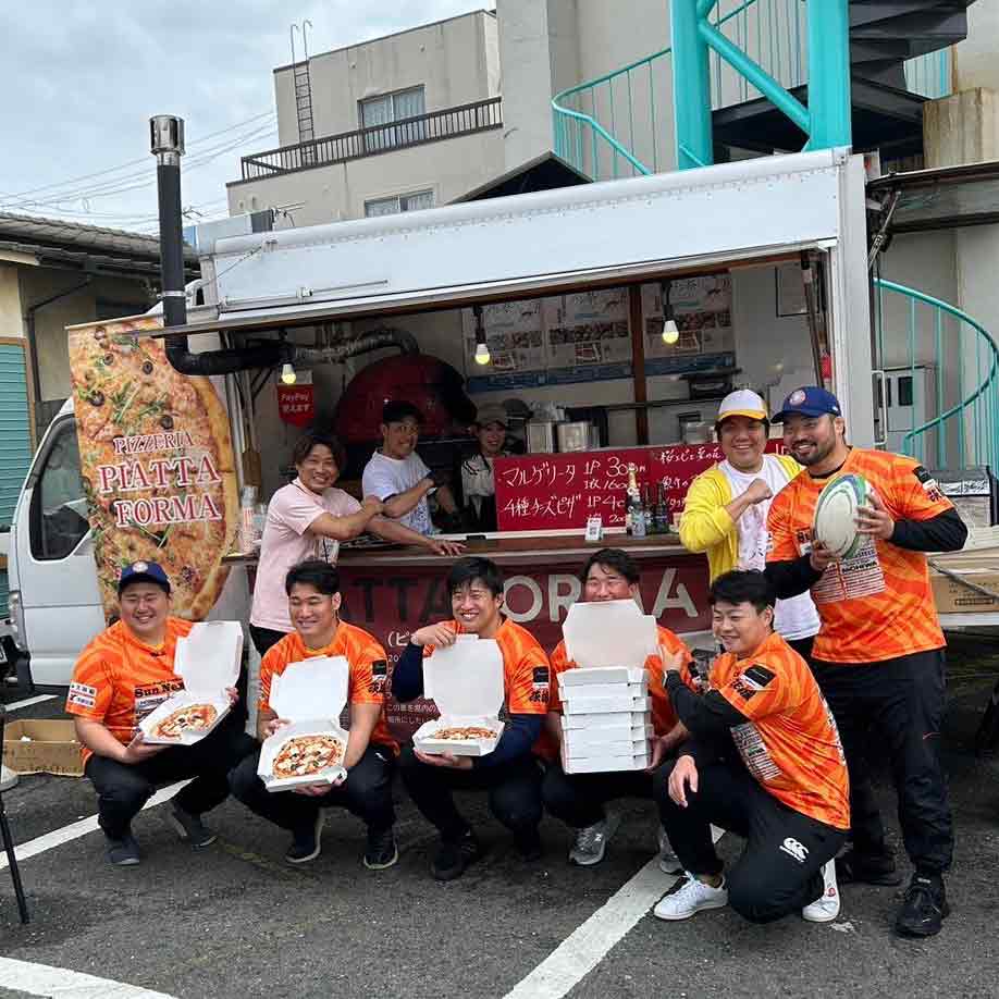 窯焼きピザのキッチンカーと選手たち
