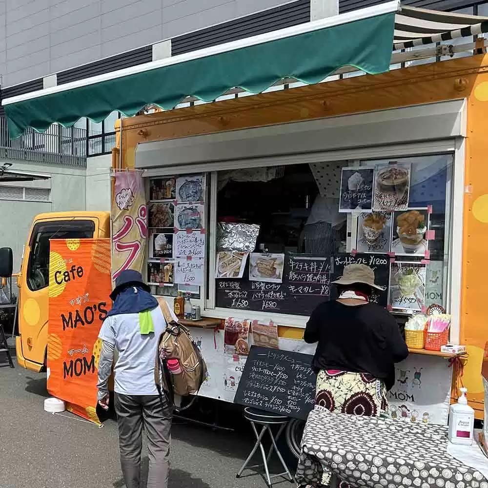 オレンジ色のカフェキッチンカー